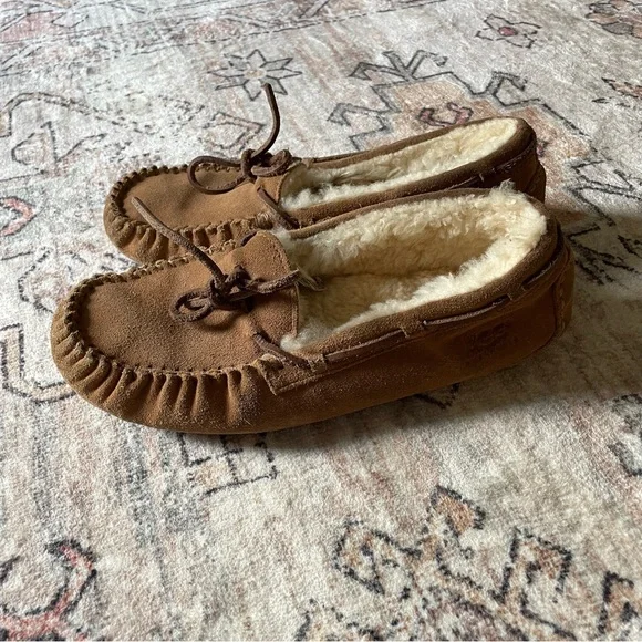UGG Dakota Leather Moccasin Slippers in Chestnut Women’s Size 6 GUC - Picture 10 of 11